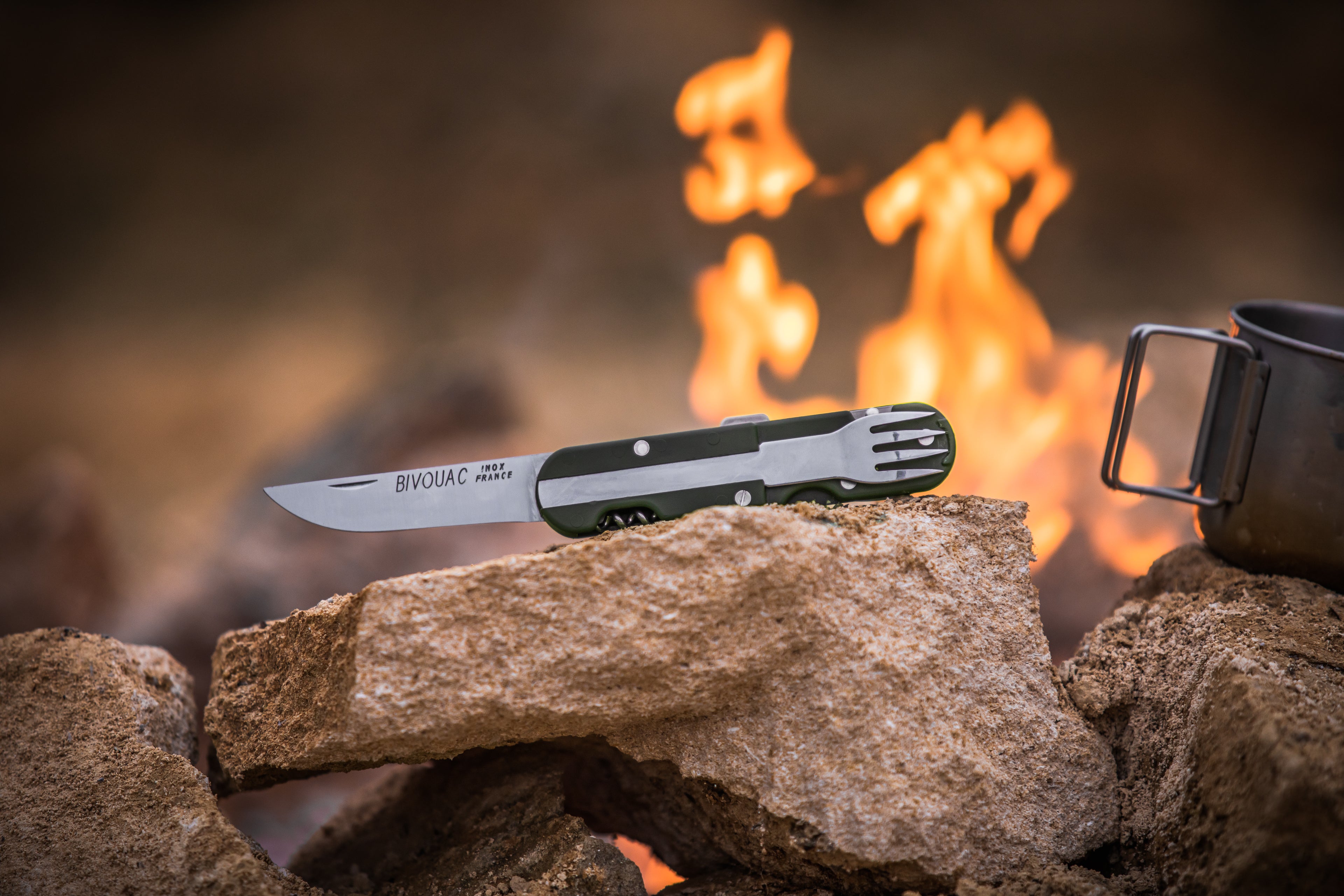 Maîtriser le feu en pleine nature : Techniques essentielles et conseils