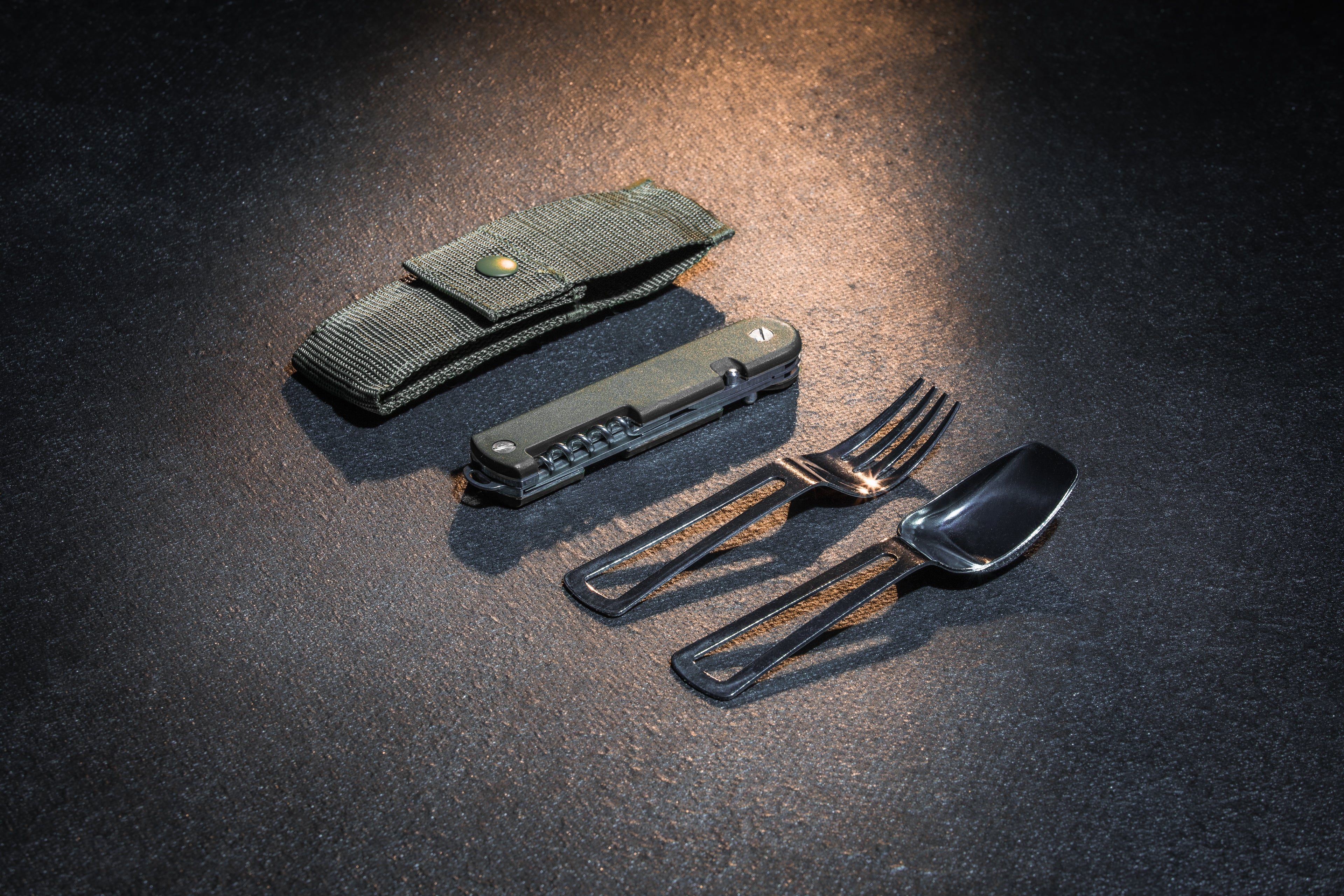 Couteau baroudeur kaki avec ses couverts son étui textile sur fond noir