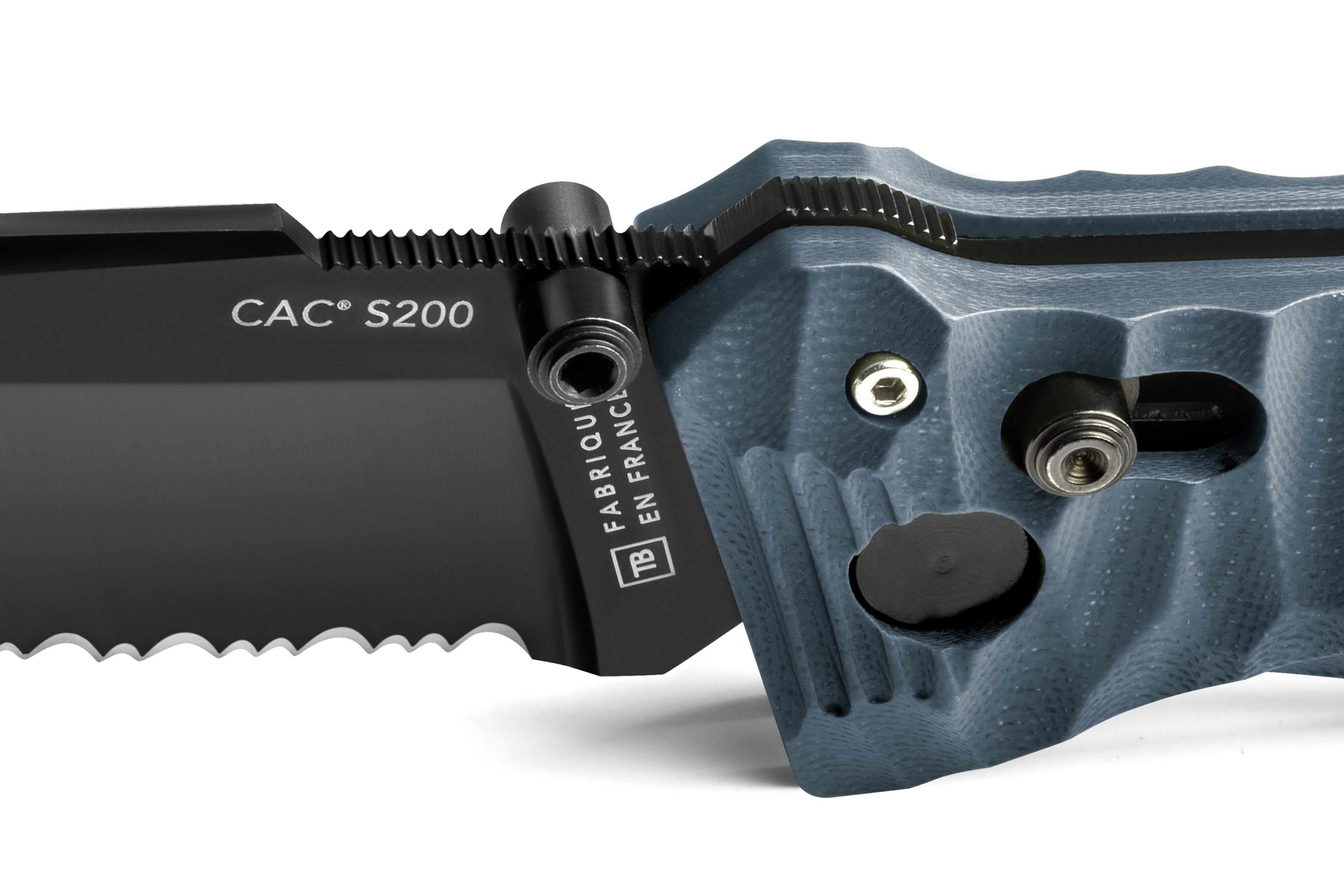 Zoom sur les serrations du couteau C.A.C. manche ardoise toxifié