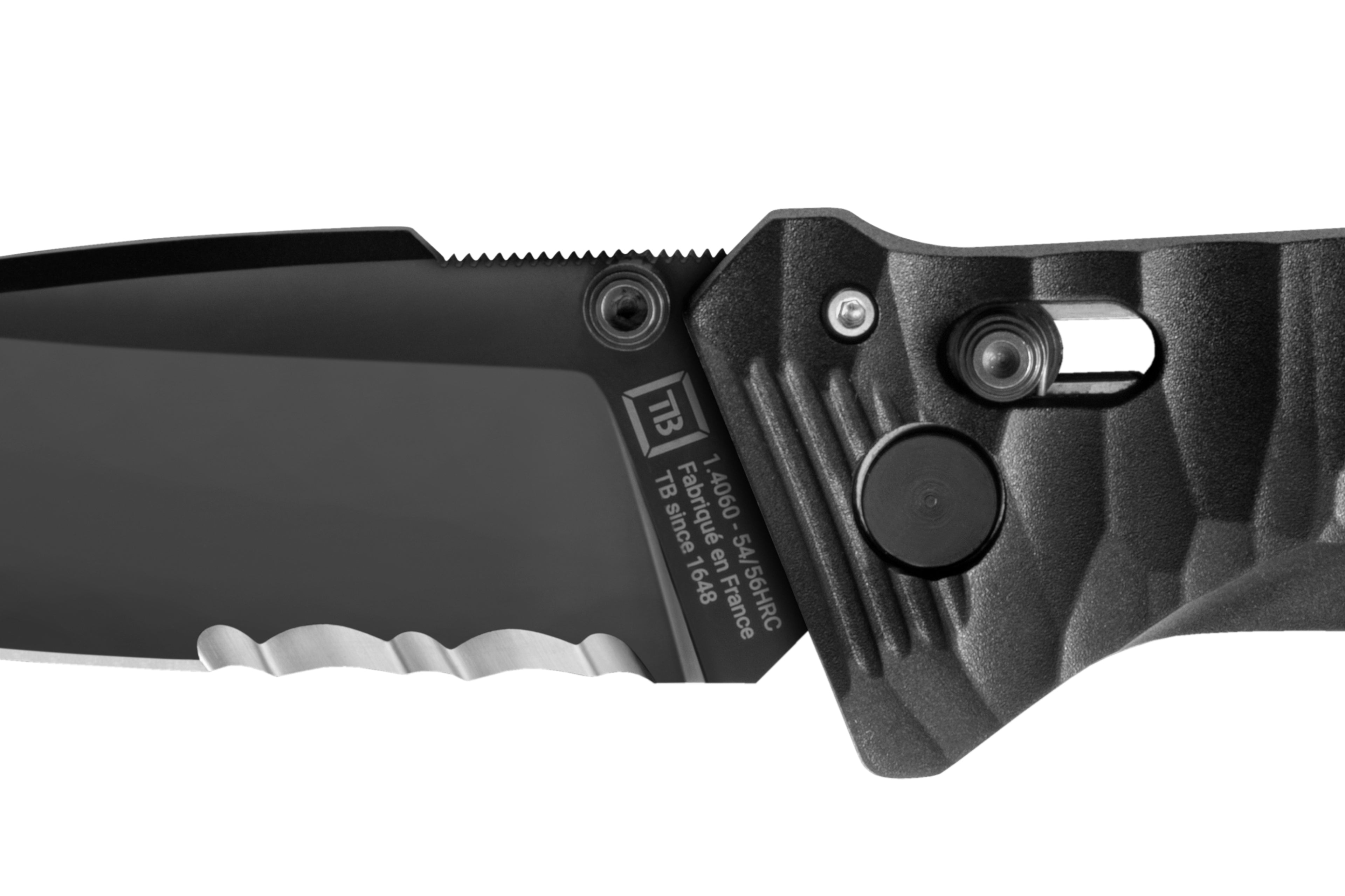 Zoom sur les serrations du couteau C.A.C. manche noir toxifié