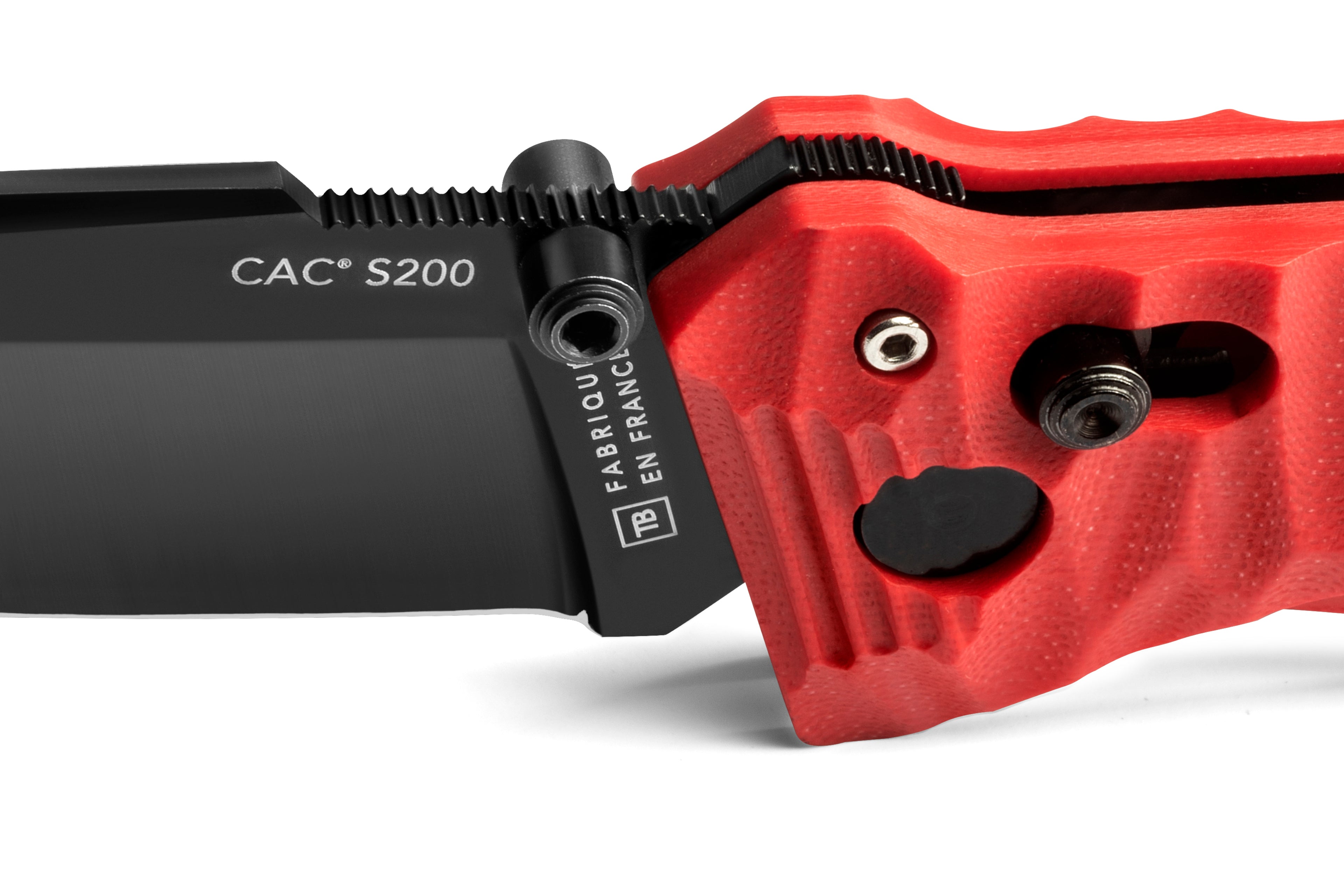 Zoom sur la lame lisse du couteau CAC manche rouge toxifié