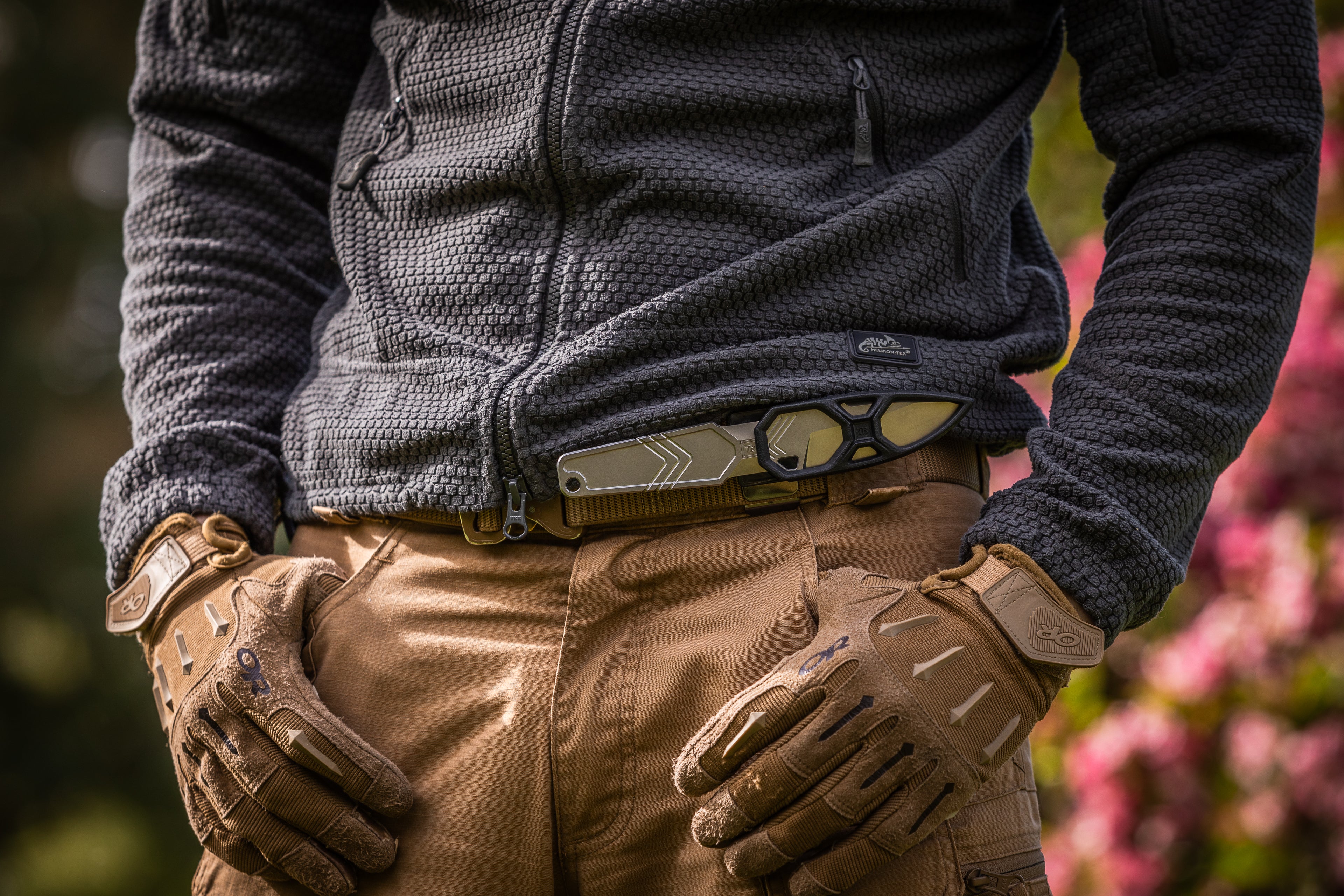 Couteau Impact 127 inox avec un port ceinture.