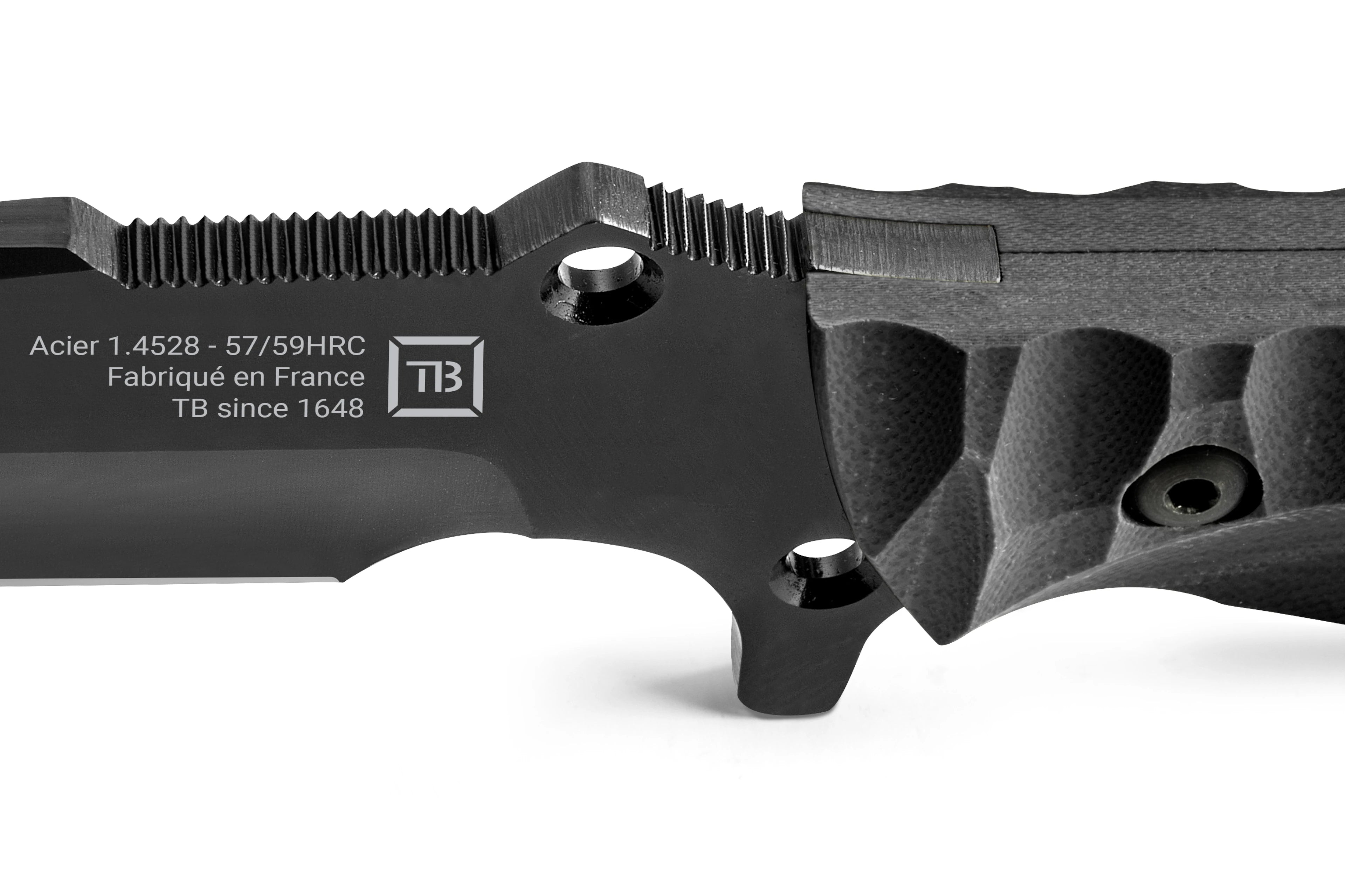 zoom sur la lame du couteau maraudeur avec nouveau marquage lame lisse manche en G10 noir