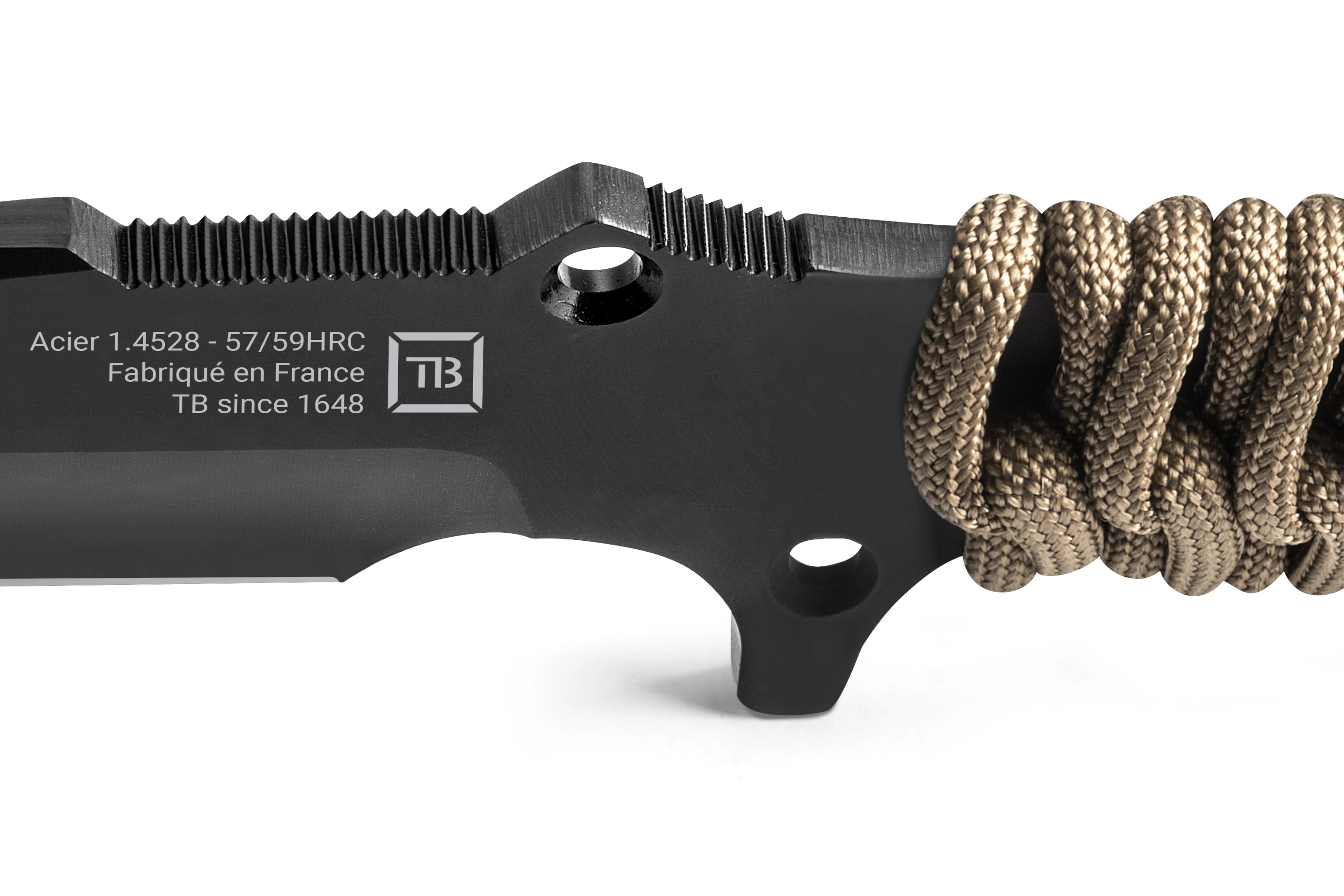 zoom sur la lame du couteau maraudeur avec nouveau marquage lame lisse manche en paracord coyote