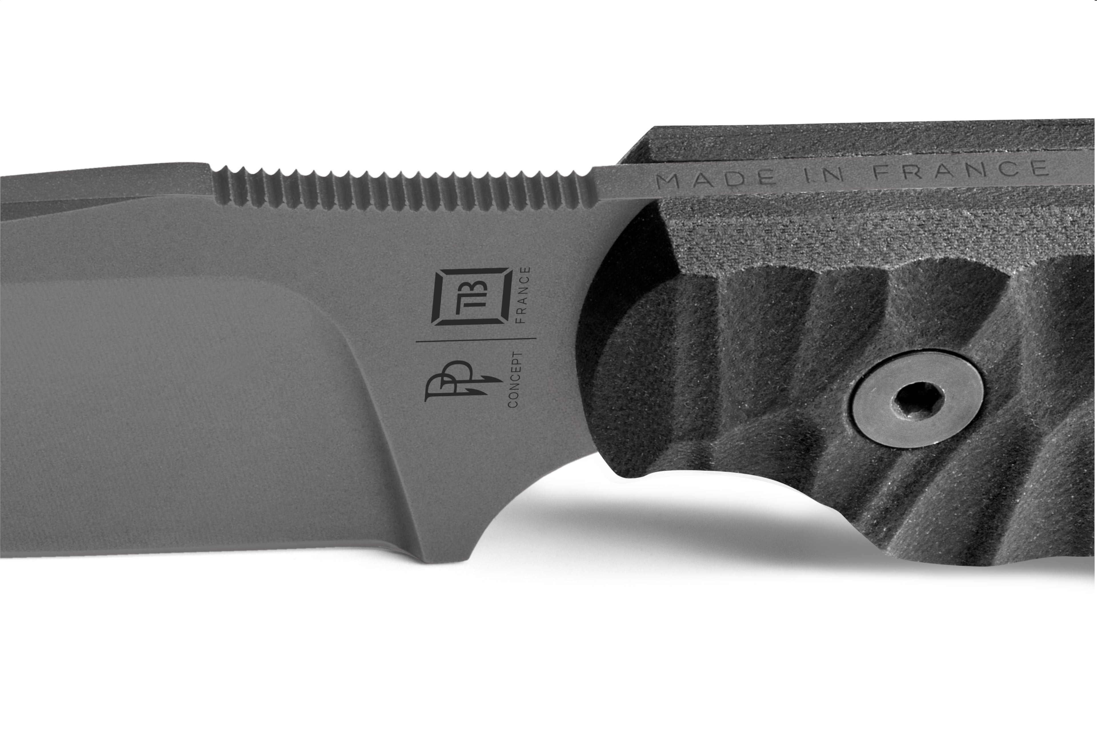 Zoom sur le marquage Couteau commandeur sur fond blanc manche G10 Toxifié