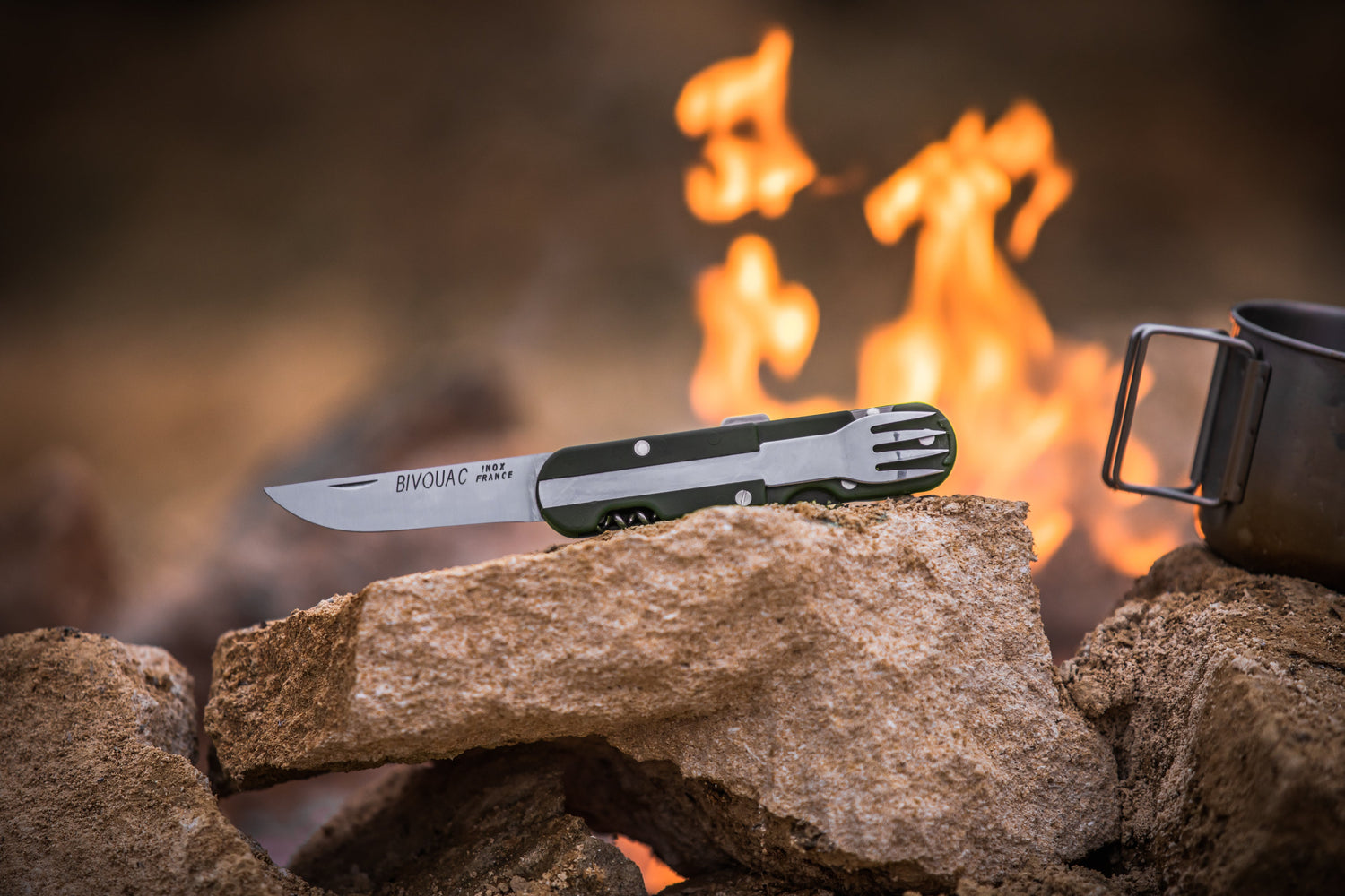 Maîtriser le feu en pleine nature : Techniques essentielles et conseils