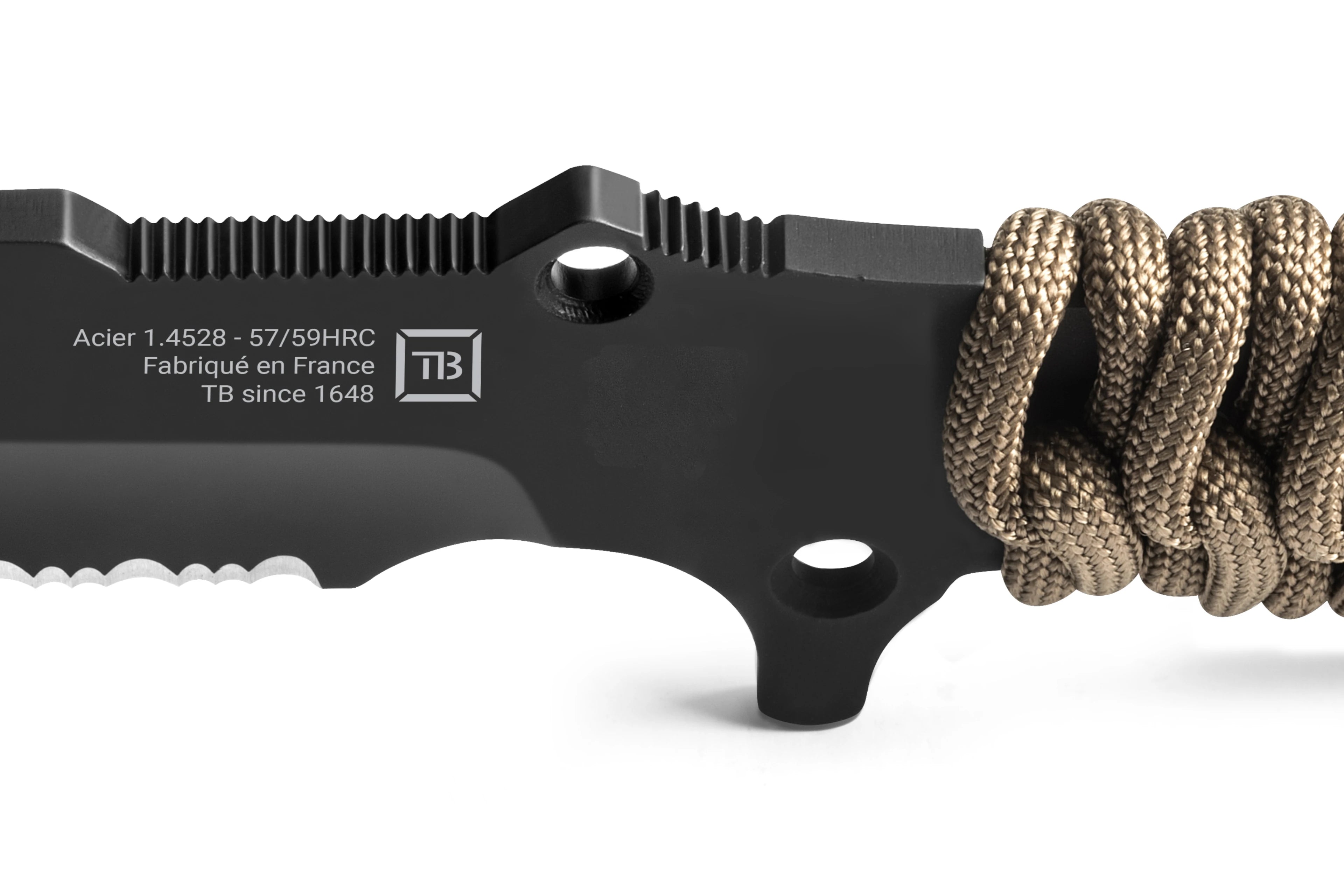 zoom sur la lame du couteau maraudeur avec nouveau marquage lame serrations manche en paracord coyote