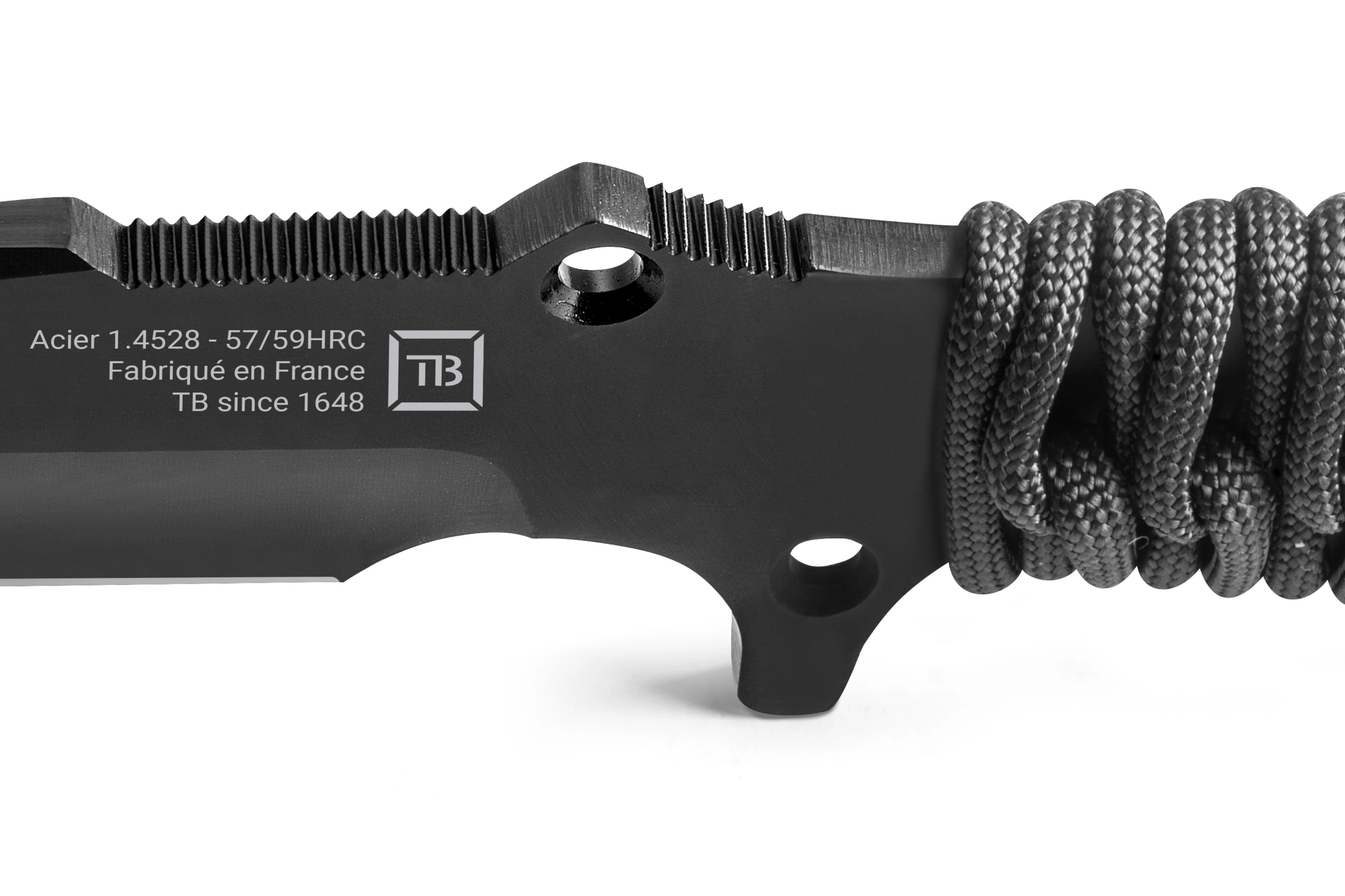 zoom sur la lame du couteau maraudeur avec nouveau marquage lame lisse manche en paracord coyote