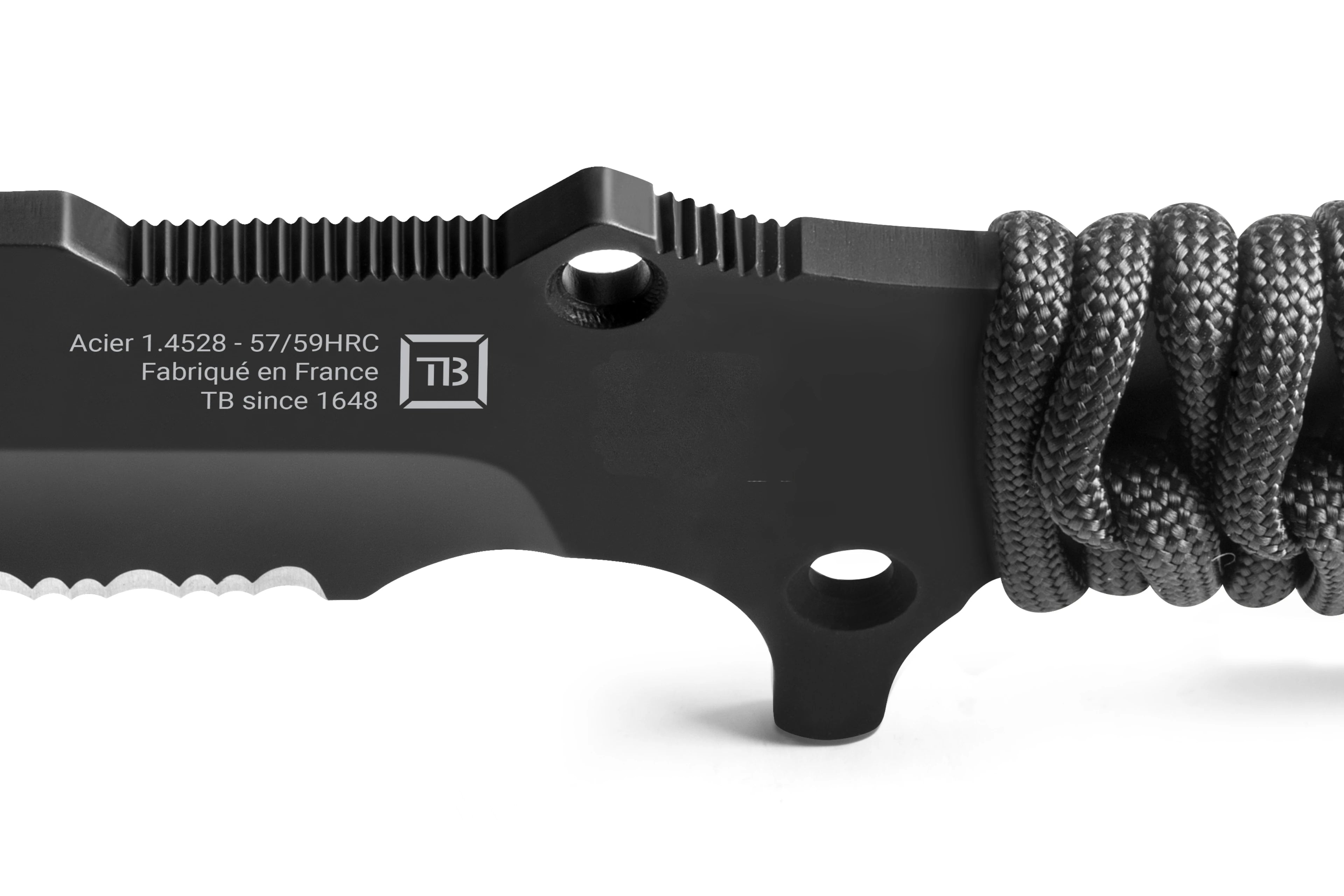 zoom sur la lame du couteau maraudeur avec nouveau marquage lame serration manche en paracord noir